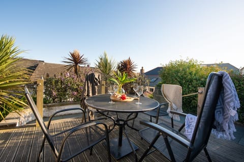 Outdoor seating/dining space - Eastleigh Cottage