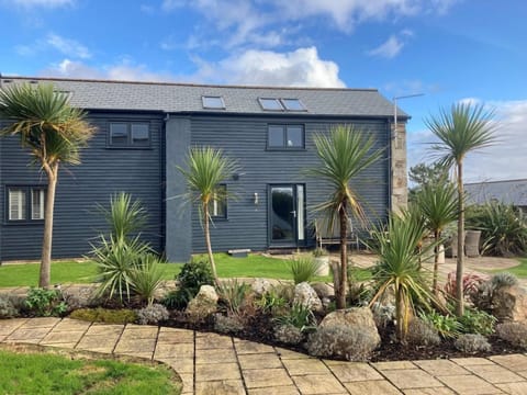 Menehay, Mawgan Porth, Cornwall, self catering with Beach Retreats.