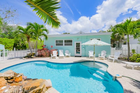 Beach Side Babe by Lido Key Vacations - Private backyard pool