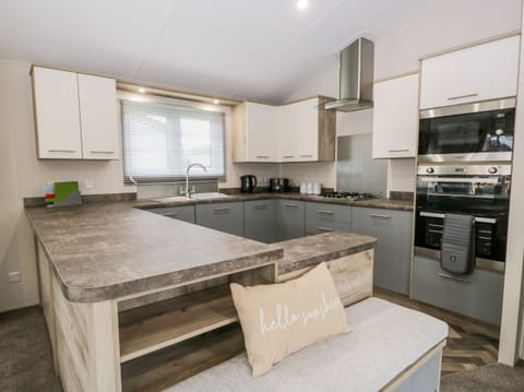 Cottage | Private kitchen | Fridge, dishwasher, electric kettle, toaster