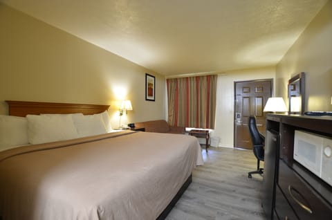 1 King Bed | Desk, laptop workspace, free WiFi, bed sheets