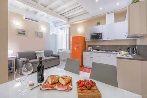 Full-size fridge, microwave, dishwasher, coffee/tea maker