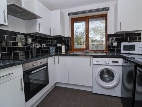 Cottage | Private kitchen | Fridge, electric kettle, toaster, cookware/dishes/utensils