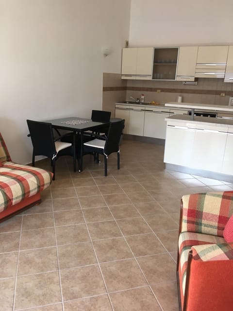 Kitchen, diner, lounge