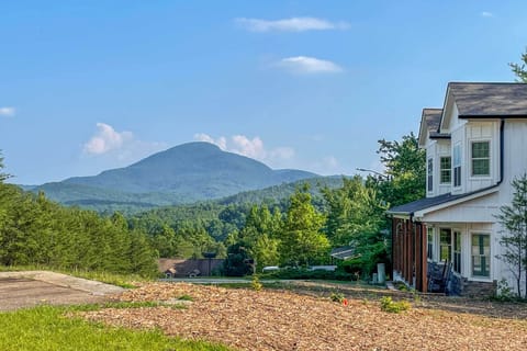 Helen Vacation Rental | 3BR | 2.5BA | Step-Free Access | 1,800 Sq Ft