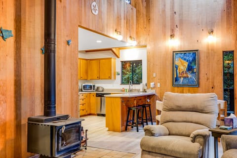 Forested home with hot tub, deck, gas grill, fire table, & wood-burning stove House in Gualala