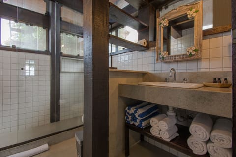 Premium Room | Bathroom | Shower, towels, soap, shampoo