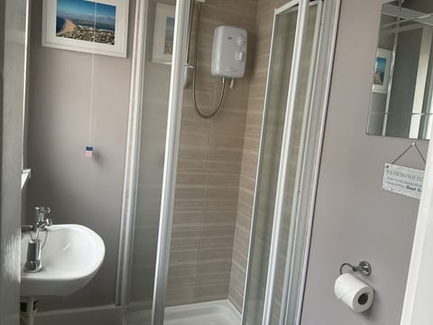Deluxe Double Room | Bathroom | Free toiletries, hair dryer, towels, soap