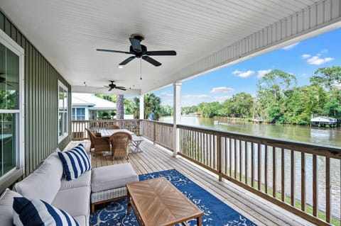 Spacious porch overlooking Fish River