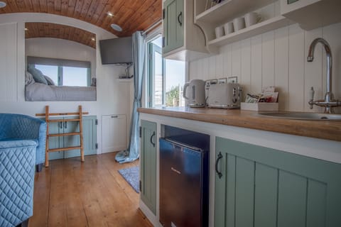 Cottage (1 Bedroom) | Private kitchen | Fridge, stovetop, electric kettle, toaster