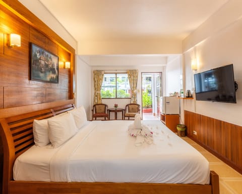 Superior Room, 1 Double Bed, Pool View | Minibar, in-room safe, desk, blackout drapes