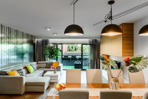 Premium Apartment | 2 bedrooms, laptop workspace, blackout drapes, iron/ironing board