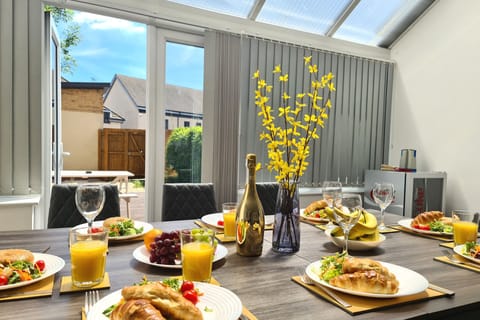 Comfort House | In-room dining
