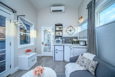 Deluxe Cottage, 1 Queen Bed, Courtyard View | Private kitchen | Mini-fridge, microwave, coffee/tea maker, toaster oven