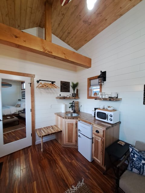 Deluxe Cottage, 1 Queen Bed, Courtyard View | Private kitchen | Mini-fridge, microwave, coffee/tea maker, toaster oven