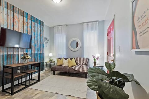 Welcome to North Howard! Spacious 2-bedroom apartment with living area, full kitchen, modern bathroom, and modern fixtures throughout. Perfect for work from home, couples and family trips. 