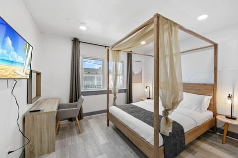 Master bedroom, queen bed