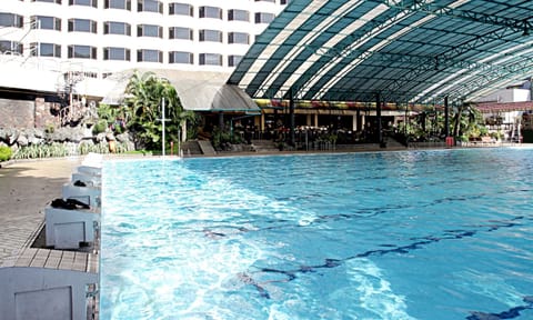 2 outdoor pools