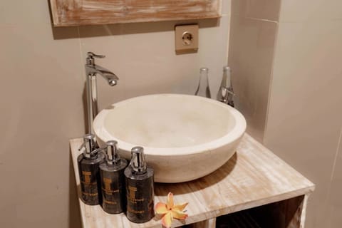 Combined shower/tub, rainfall showerhead, free toiletries, slippers