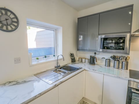 Cottage | Private kitchen | Fridge, dishwasher, electric kettle, toaster