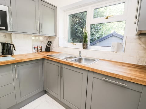 Cottage | Private kitchen | Fridge, dishwasher, electric kettle, toaster
