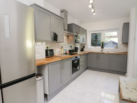 Cottage | Private kitchen | Fridge, dishwasher, electric kettle, toaster
