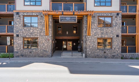 White Spruce Lodge, Spring Creek Community, the very heard of downtown, Canmore
