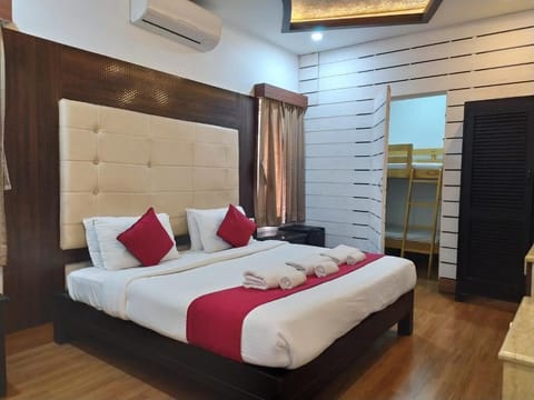 Egyptian cotton sheets, premium bedding, memory foam beds, desk