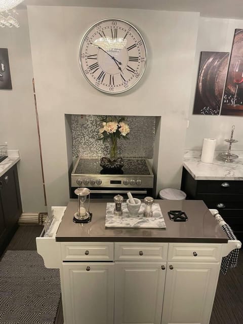 House | Private kitchen | Fridge, microwave, oven, stovetop