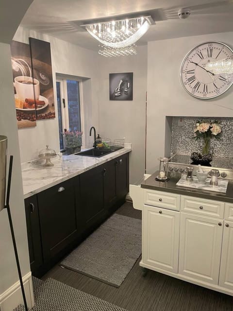 House | Private kitchen | Fridge, microwave, oven, stovetop