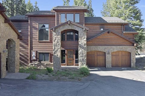 Beautiful Single Family Home in the Stone Gate Complex