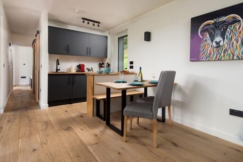 Cottage | Private kitchen | Fridge, cookware/dishes/utensils