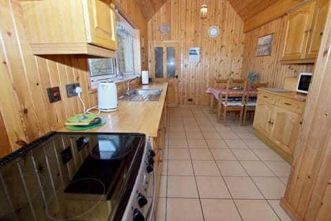 Cottage | Private kitchen | Fridge, dishwasher, cookware/dishes/utensils