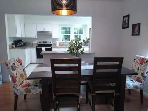 Enjoy eating in rustic sytle!