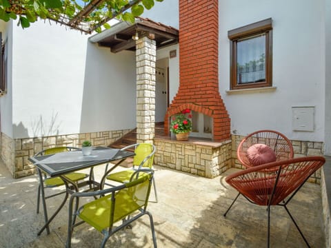 Furniture, Table, Chair, Building, Plant, Wood, Outdoor Furniture, Flowerpot, Outdoor Table, Interior Design