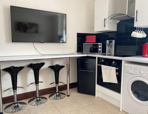 Fully equipped with modern appliances, including a stove, oven, fridge & freezer, and microwave. Spoons, plates, pots, and utensils are provided, so you can easily prepare your meals. Everything you need for a comfortable, home-like experience. You can also enjoy the convenience of a dining area for meals.