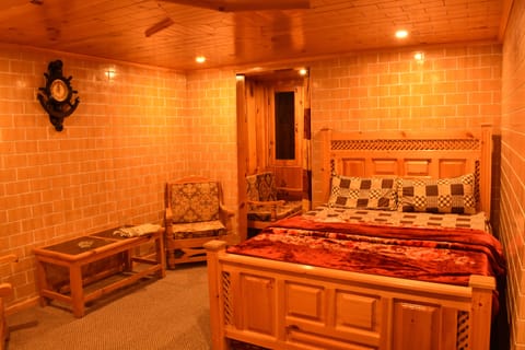 Luxury Double Room | Laptop workspace, WiFi (free)