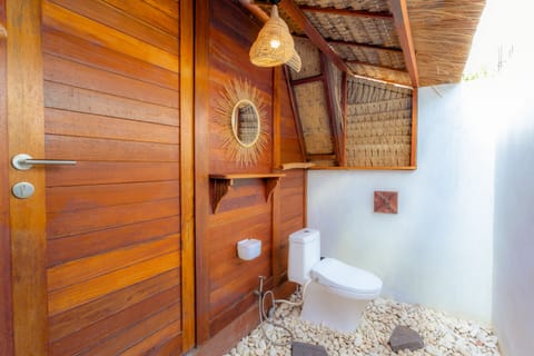 Executive Room | Bathroom | Free toiletries, towels, soap, shampoo