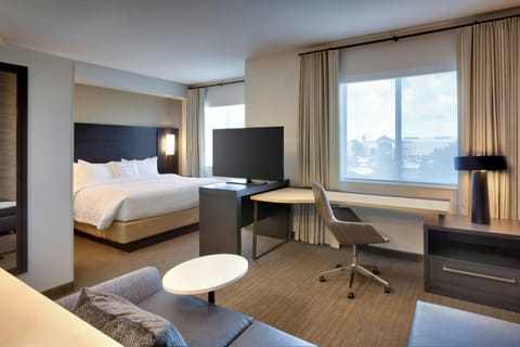 Studio, 1 King Bed with Sofa bed | In-room safe, desk, iron/ironing board, free WiFi