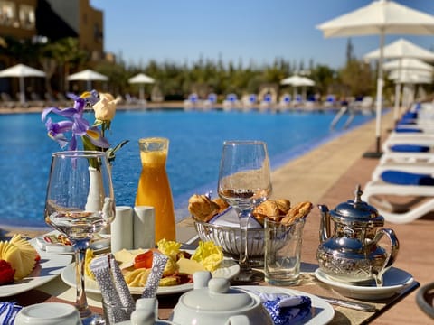 Free daily buffet breakfast