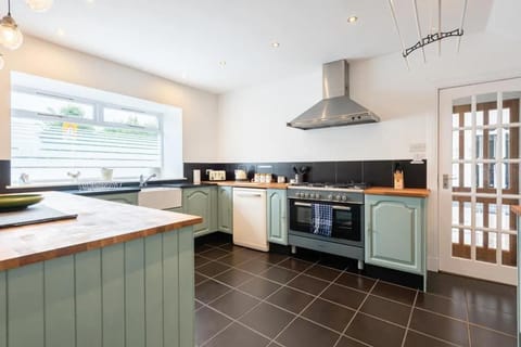 House | Private kitchen | Fridge, microwave, oven, stovetop