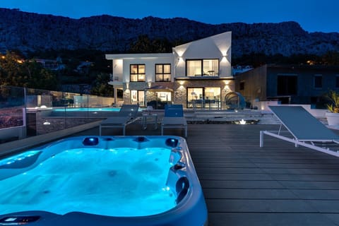 NEW! Seaview Villa Nautique, a 3-bedroom villa with a 32 sqm heated private pool and a Whirlpool.
