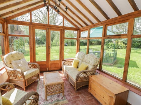Cottage | Living room | Fireplace