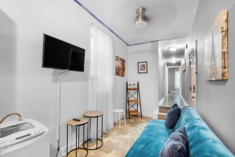 Welcome to North Howard! Modern 2-bedroom apartment with living area, full kitchen, modern bathroom, and quality fixtures throughout. Perfect for work from home, couples and family trips. 
