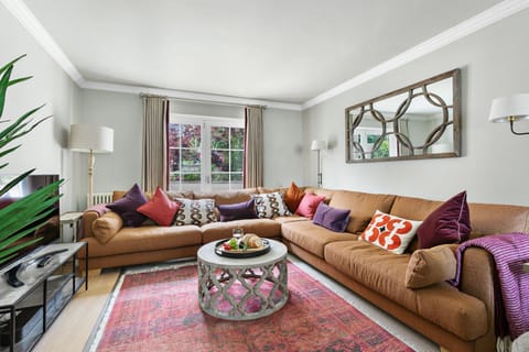 Large sofa with plenty of seating in lounge and coffee table - Poplar Cottage