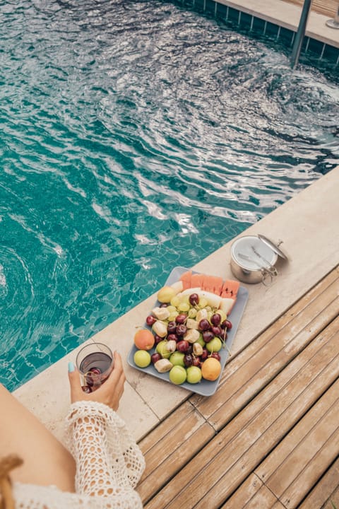4 outdoor pools, pool umbrellas, sun loungers