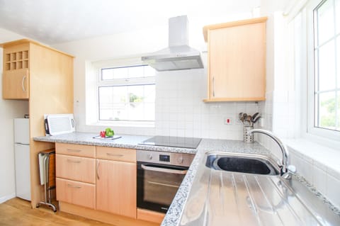 Cottage | Private kitchen | Fridge, dishwasher, electric kettle, toaster