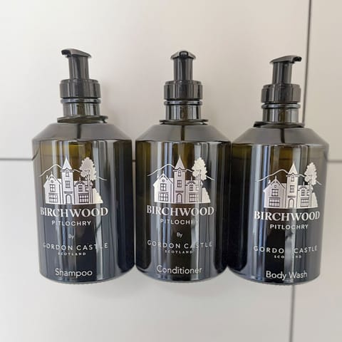 Superior Double Room | Bathroom | Eco-friendly toiletries, hair dryer, towels, soap