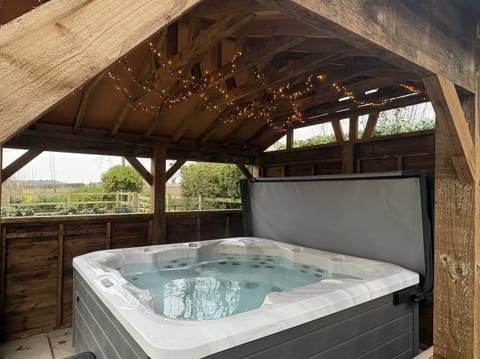 Cottage | Outdoor spa tub