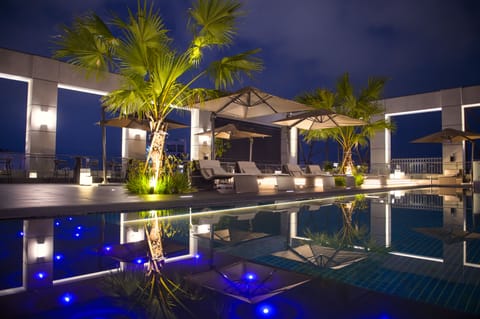 Outdoor pool, sun loungers